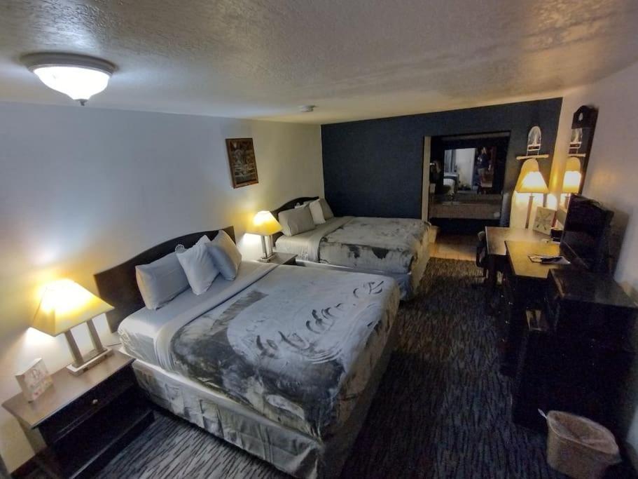 Hotel 2 Queen Beds Hotel Room 126 Wi-Fi Booking ستيلووتر المظهر الخارجي الصورة